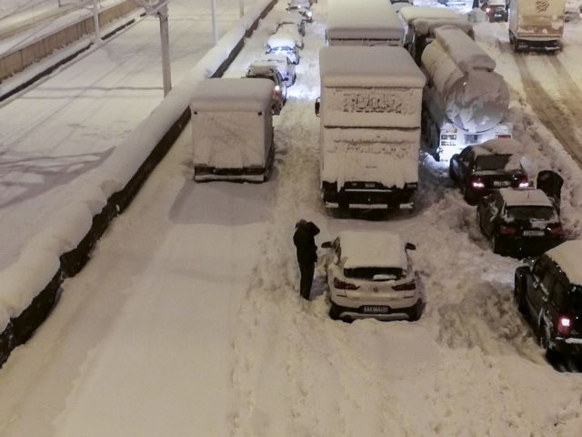 Αττική Οδός: Σε εξέλιξη ο απεγκλωβισμός των οδηγών – Εικόνες από την επιχείρηση