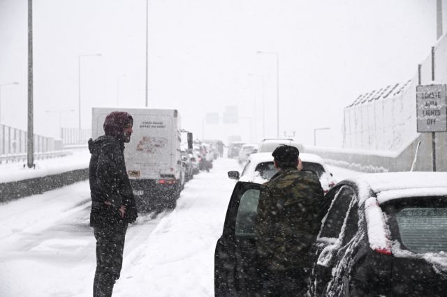 Κακοκαιρία «Ελπίδα» – ΣΥΡΙΖΑ: Ποιος έδωσε άδεια να κυκλοφορούν βαρέα οχήματα