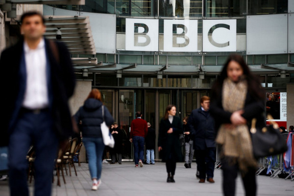 Βρετανία – Η κυβέρνηση θα διακόψει τη χρηματοδότηση για το BBC