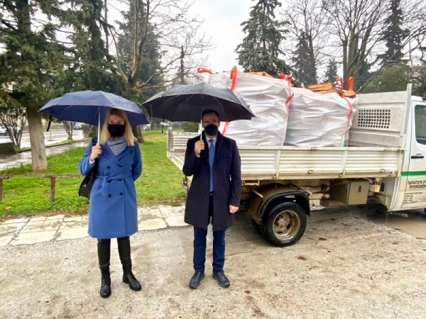 Σέρρες-Ο Δήμαρχος μοίρασε καυσόξυλα σε φτωχά νοικοκυριά