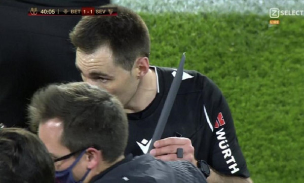 Απίστευτα πράγματα και διακοπή στο Μπέτις-Σεβίλλη – Πέταξαν σιδερένια ράβδο σε παίκτη! (vid)