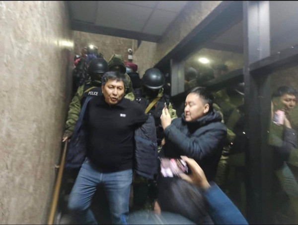 Κιργιστάν: Επιασαν γνωστό δημοσιογράφο για… ναρκωτικά μετά τις αποκαλύψεις του για ισχυρή οικογένεια