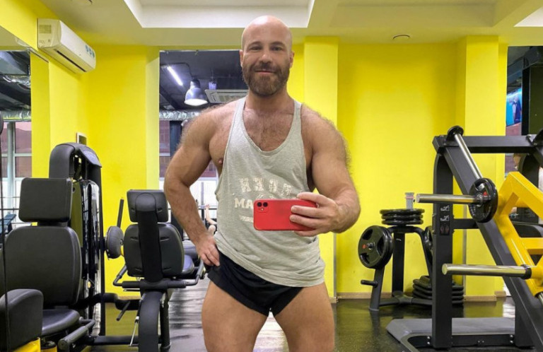 Bodybuilder που έχει «σχέση» με… τασάκι ισχυρίζεται ότι αυνανίζεται 8 φορές τη μέρα