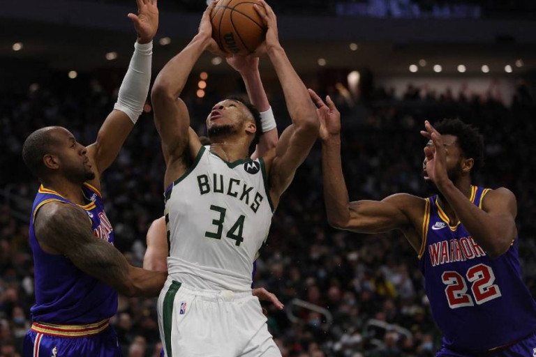 Ο… τριπλός Γιάννης και η παρέα του ισοπέδωσαν τους Γουόριορς (118-99)