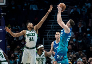 «Μαγικός» Γιάννης, αλλά ξανά ήττα για τους Μπακς στη Σάρλοτ (103-99)