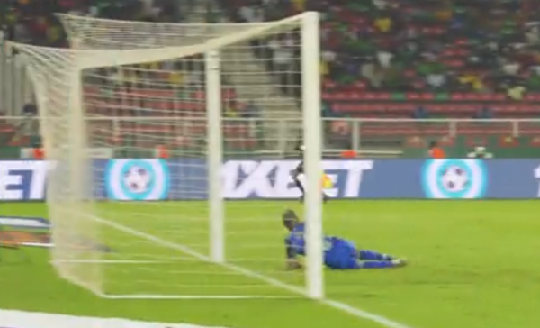 Απίστευτο: Ο τερματοφύλακας στις Κομόρες έβαζε τα χέρια στην πλάτη για να μην αγγίξει την μπάλα!