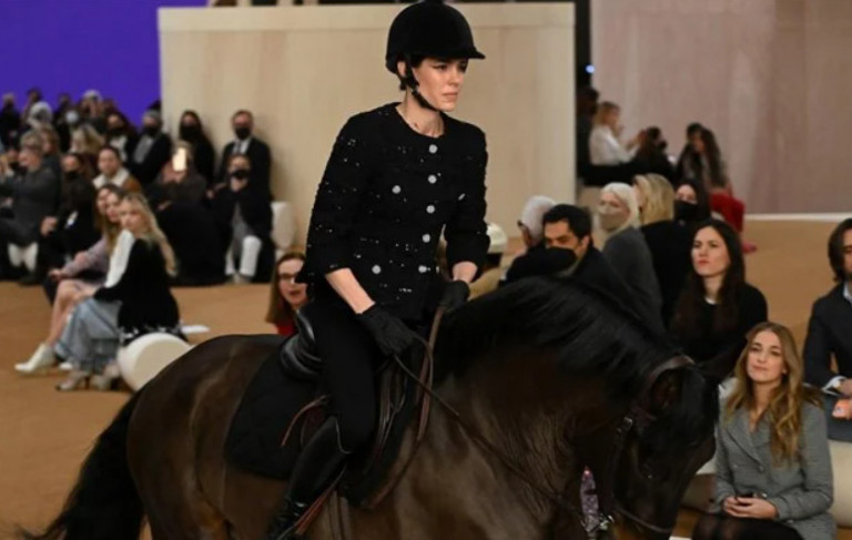 Εβδομάδα Μόδας του Παρισιού: Άλογο στην πασαρέλα του Οίκου Chanel