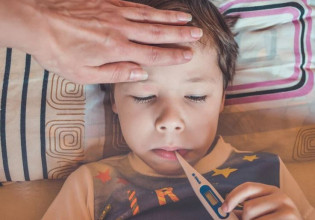 Κοροναϊός – Τι ισχύει για την άδεια των εργαζόμενων γονέων που τα παιδιά τους νοσούν – Όσα προβλέπει η τροπολογία