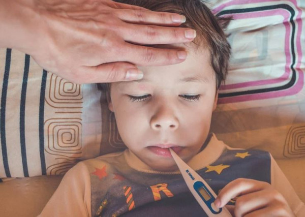 Κοροναϊός – Τι ισχύει για την άδεια των εργαζόμενων γονέων που τα παιδιά τους νοσούν – Όσα προβλέπει η τροπολογία