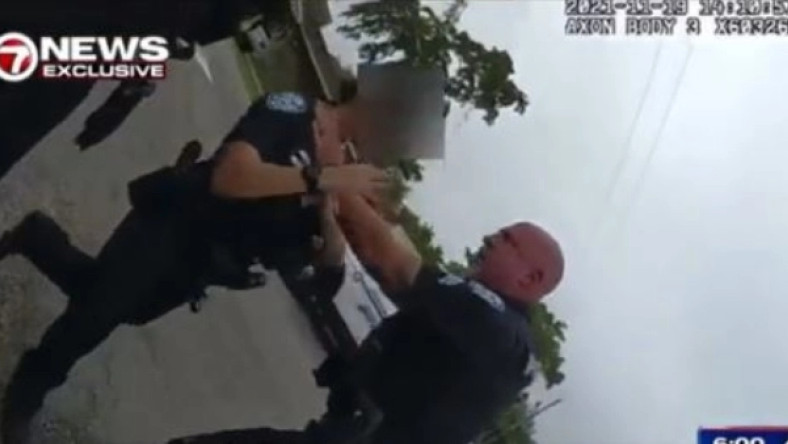 Έξαλλος αστυνομικός αρπάζει από τον λαιμό με μανία γυναίκα συνάδελφο του που του είπε να μην βαράει τον ύποπτο
