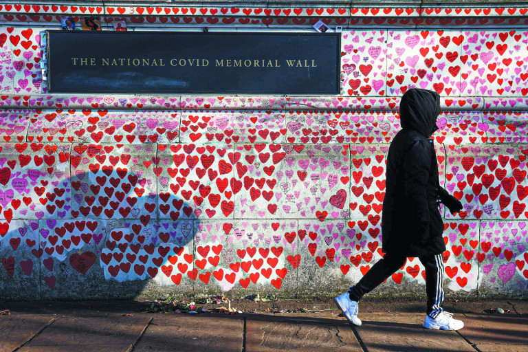 Μαγιορκίνης – Άνευ προηγουμένου η ικανότητα της «Όμικρον» να επαναμολύνει όσους είχαν νοσήσει