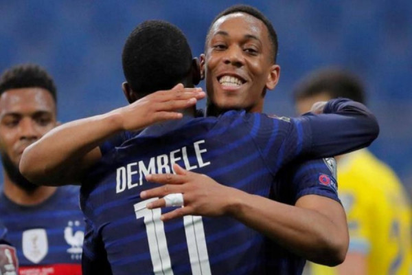 Σε διαπραγματεύσεις Μπαρτσελόνα και Γιουνάιτεντ για ανταλλαγή Ντεμπελέ-Μαρσιάλ