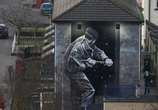 Βόρεια Ιρλανδία: Το Ντέρι τιμά τη μνήμη των νεκρών της «Ματωμένης Κυριακής» του 1972