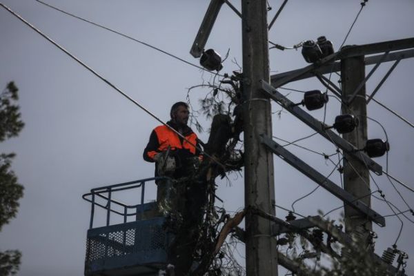 Κακοκαιρία «Ελπίδα»: Πάνω από 25 περιοχές στην Αττική χωρίς ρεύμα, δυσκολεύονται τα συνεργεία