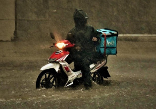 Κακοκαιρία: Καταγγελία για απόλυση συνδικαλιστή διανομέα – Τι απαντά η εταιρεία