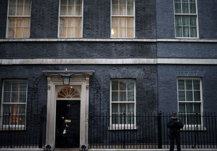 Βρετανία – Τακτικά τα κορονοπάρτι στη Ντάουνινγκ Στριτ εν μέσω lockdown, γράφει η Mirror