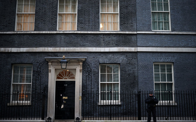 Βρετανία – Τακτικά τα κορονοπάρτι στη Ντάουνινγκ Στριτ εν μέσω lockdown, γράφει η Mirror