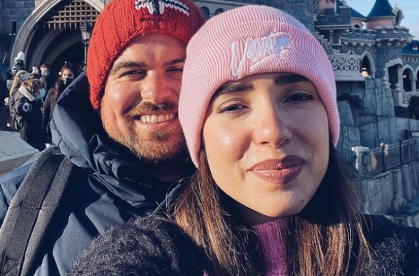 Νικόλας Ράπτης: Περιγράφει την πρόταση γάμου που έκανε στη σύντροφό του στο Παρίσι – «Υπήρχε μία αμηχανία»