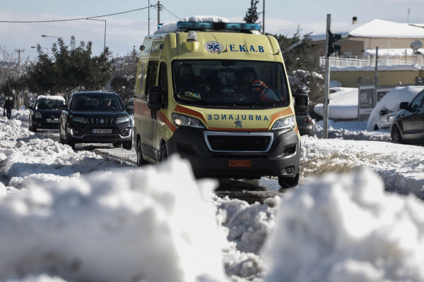 «Ελπίδα»: Διασώστες του ΕΚΑΒ παλεύουν στα χιόνια για να παραλάβουν τραυματίες - Πάνω από 350 κλήσεις για πτώσεις στον πάγο