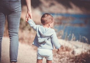 Επίδομα παιδιού – Αλλοδαπή μητέρα με ελληνική ιθαγένεια θα έχανε το επίδομα, επειδή δεν έβρισκαν τη δήλωσή της του 2009