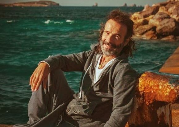 Ο Θανάσης Ευθυμιάδης βούτηξε στα παγωμένα νερά – «Ας προσευχηθούμε…»