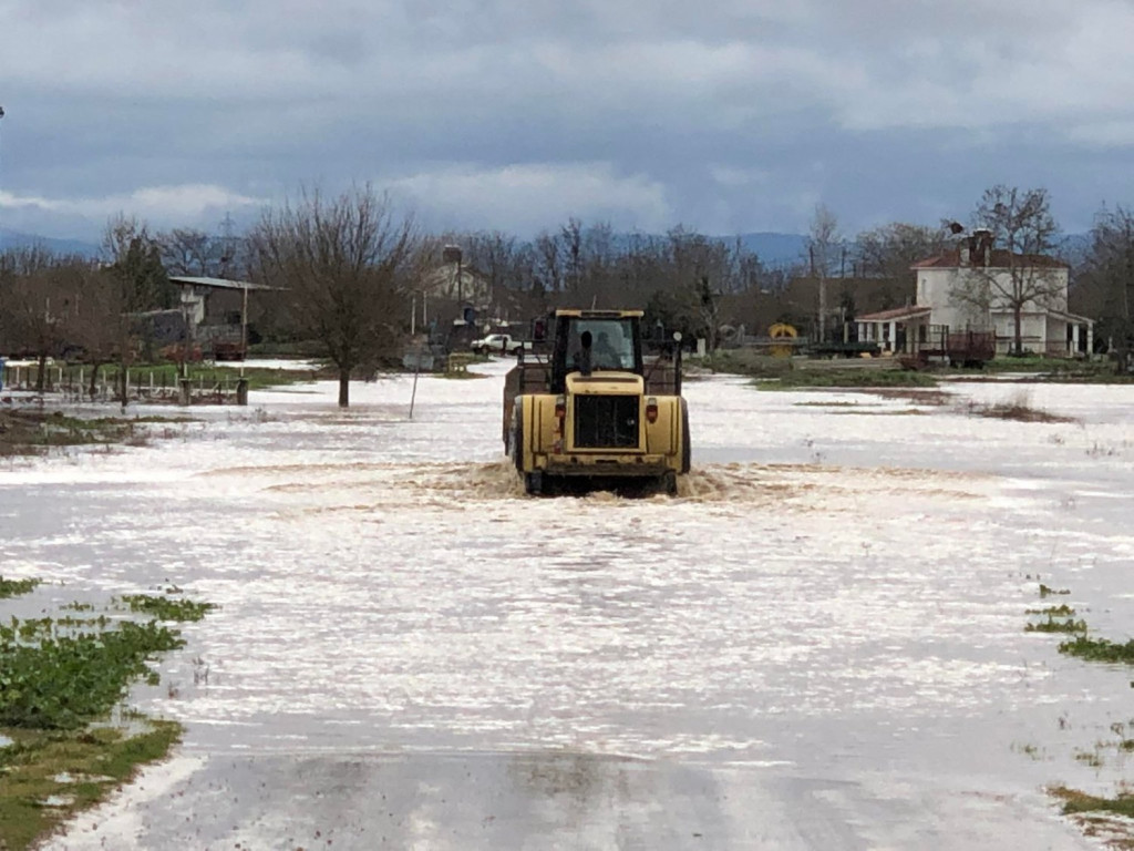 Φάρσαλα – Με φορτωτές μεταφέρονται οι κάτοικοι στους πλημμυρισμένους δρόμους