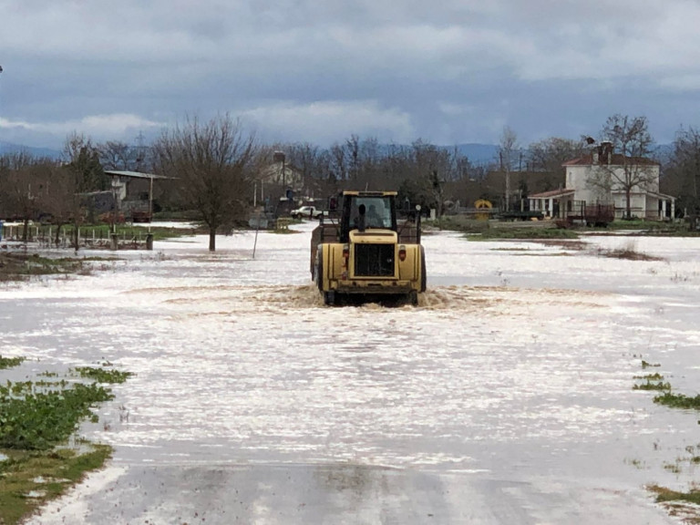 Φάρσαλα – Με φορτωτές μεταφέρονται οι κάτοικοι στους πλημμυρισμένους δρόμους