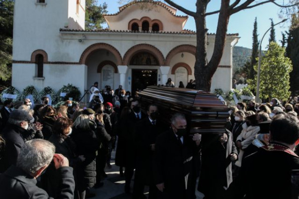 Αλέκος Φασιανός – Σε κλίμα συγκίνησης το τελευταίο αντίο στον εμβληματικό Έλληνα ζωγράφο