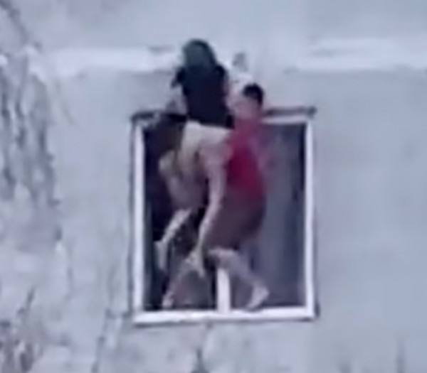 Μόσχα: 18χρονη κρεμάστηκε από τον 9ο όροφο για να σωθεί από τις φλόγες