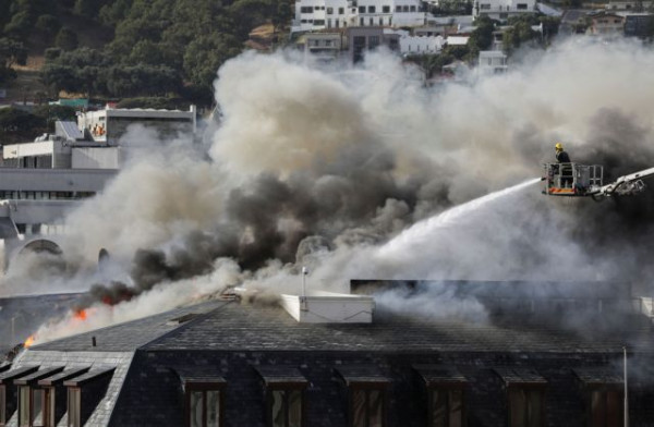 Νότια Αφρική – Μαίνεται για δεύτερη μέρα η πυρκαγιά στο κτίριο της Βουλής στο Κέιπ Τάουν