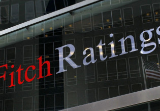 Fitch – Τι σηματοδοτεί η αναβάθμιση των προοπτικών του ελληνικού αξιόχρεου