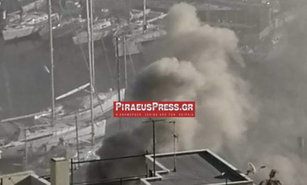 Πειραιάς – Φωτιά στο Μικρολίμανο – Καίγεται γνωστό μαγαζί