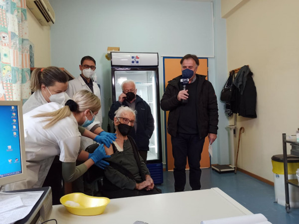 Σέρρες – Εμβολιάστηκε με την 3η δόση γιαγιά 107 ετών