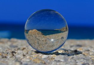 Reuters: Ράγισε η οικονομική κρυστάλλινη σφαίρα του ΔΝΤ