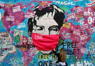 Πώς η υπερμεταδοτική παραλλαγή Όμικρον κατέρριψε όλες τις προβλέψεις – Πού έχει στρέψει την προσοχή της η επιστημονική κοινότητα