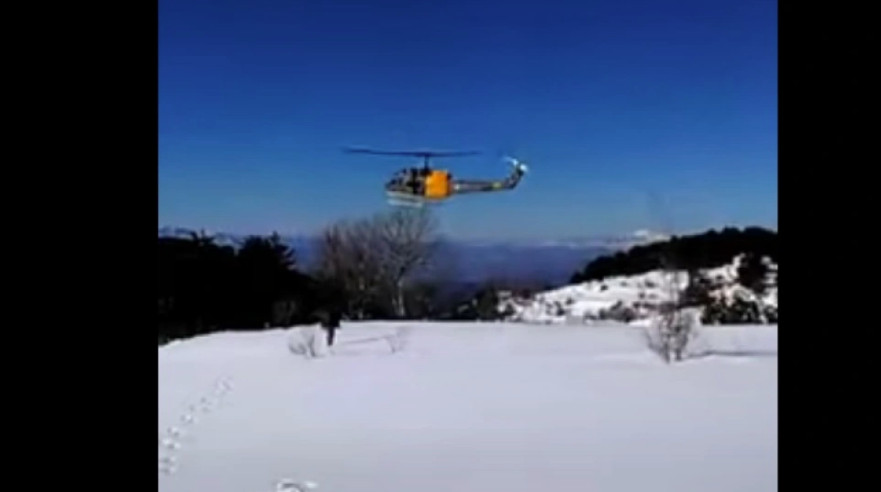 Ελικόπτερο απεγκλώβισε κατοίκους χωριού στην Κοζάνη που είχαν εγκλωβιστεί στα χιόνια