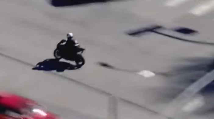 ΗΠΑ – Σοκαριστικό δυστύχημα σε ζωντανή μετάδοση – Μηχανή που καταδίωκε η Αστυνομία συγκρούστηκε με αμάξι