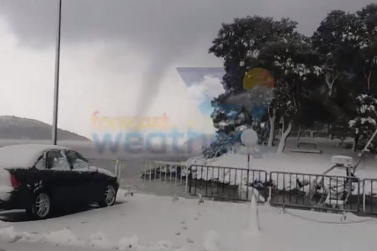 Σκιάθος: Υδροστρόβιλος «χτυπά» το χιονισμένο νησί – Εντυπωσιακές εικόνες από την κακοκαιρία