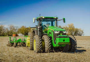 Τρακτέρ που οργώνει μόνο του προσφέρεται να ξεκουράσει τον αγρότη