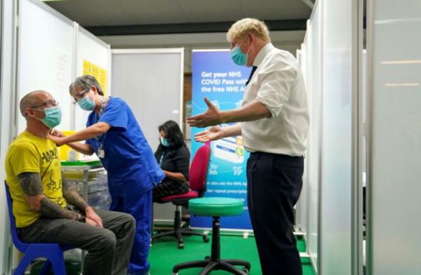 Βρετανία – Υπό πίεση τα νοσοκομεία λόγω Όμικρον – Ποια μέτρα εξετάζει ο Τζόνσον