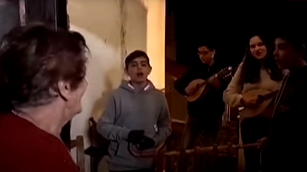 Οροπέδιο Λασιθίου – Το έθιμο των καλάντων με τα λουκάνικα