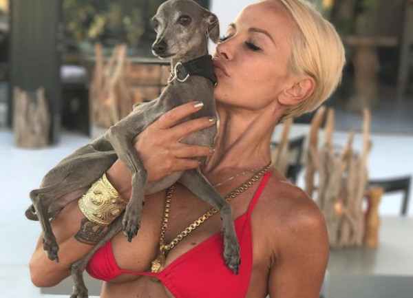 Νατάσα Καλογρίδη – Ποζάρει γυμνή στα 58 της και «ρίχνει» το Instagram