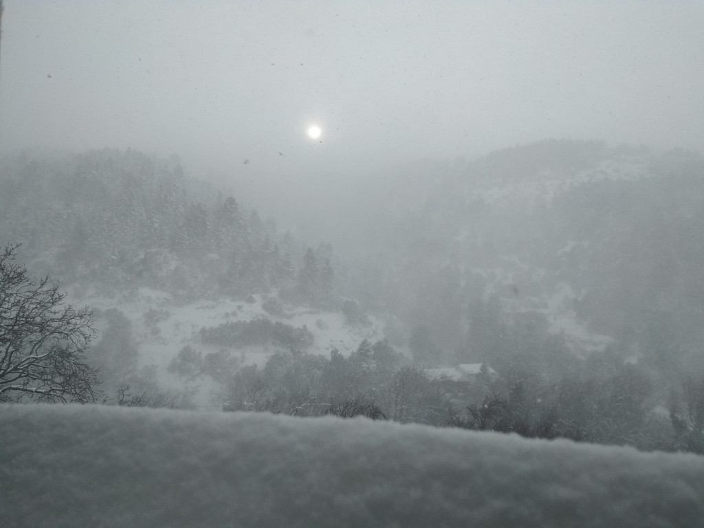 Εύβοια: Το χιόνι έφτασε μέχρι τη θάλασσα – Ποιοι δρόμοι είναι κλειστοί