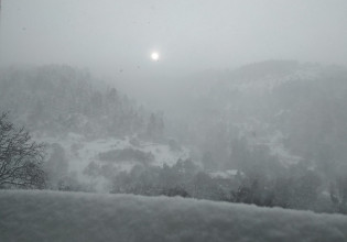 Εύβοια: Το χιόνι έφτασε μέχρι τη θάλασσα – Ποιοι δρόμοι είναι κλειστοί