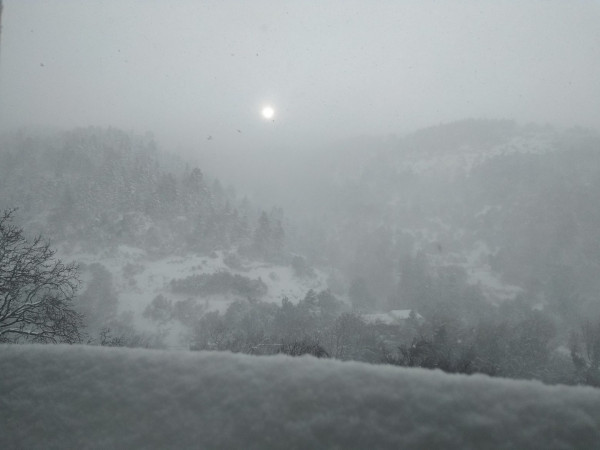 Εύβοια: Το χιόνι έφτασε μέχρι τη θάλασσα – Ποιοι δρόμοι είναι κλειστοί