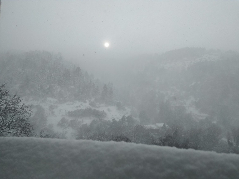 Εύβοια: Το χιόνι έφτασε μέχρι τη θάλασσα – Ποιοι δρόμοι είναι κλειστοί