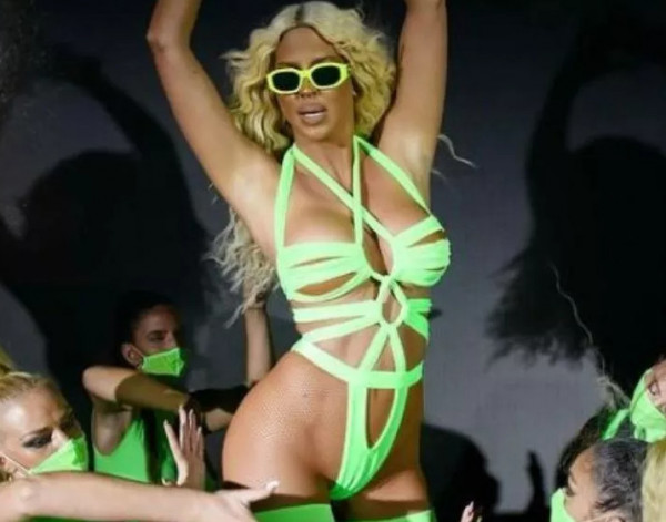 Πασίγνωστη τραγουδίστρια κατηγορεί ποδοσφαιριστή για ενδοοικογενειακή βία