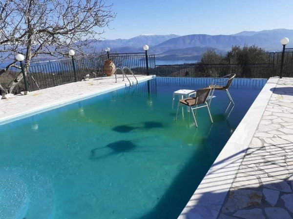 Κέρκυρα: Πάγωσε η πισίνα και έβαλαν πάνω καρέκλες και τραπέζι