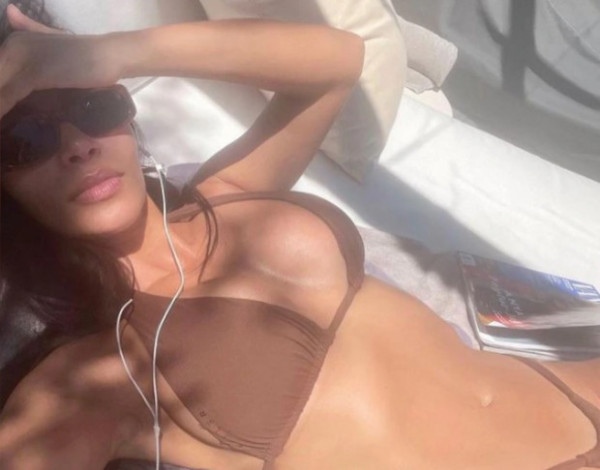 Κιμ Καρντάσιαν – Πιο ερωτευμένη από ποτέ ποζάρει με το μπικίνι και… τρελαίνει τα social media