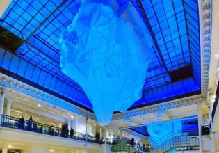 Τεράστια εικαστικά παγόβουνα σε πολυκατάστημα του Παρισιού θυμίζουν την κλιματική κρίση